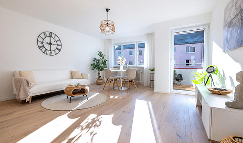 First occupancy after renovation - Bright 4-room apartment with south-facing balcony in Königsbrunn