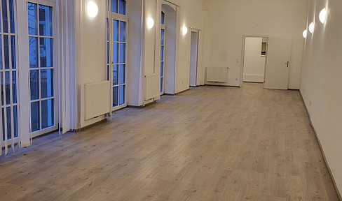 Helle Büro-/ Studiofläche mit 2 Lagerräumen