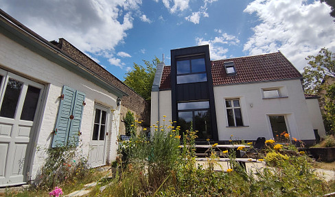 PROVISIONSFREIES JUWEL - Sanierte Altbauvilla mit großem Garten