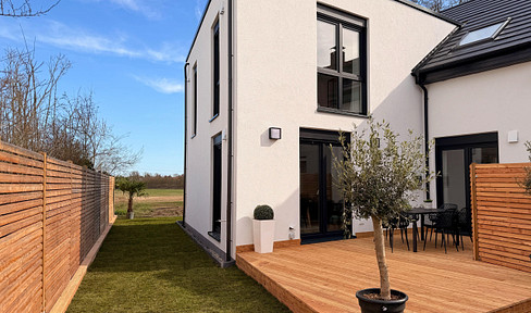 Unique opportunity: Brand new detached house planned for completion in 2026 in Erlangen, with views of a nature reserve.  Commission-free. Energy efficiency rating: A+.