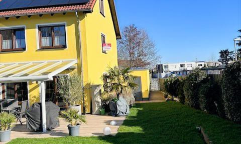Elegant 7-room terraced house in Rheinbach, located in the town center. It has 170 square meters of living space and a garden of 398 square meters.