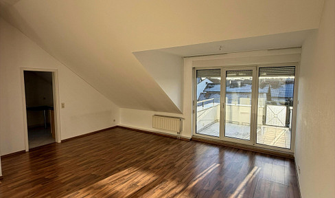Lichtdurchflutete, charmante Dachgeschosswohnung mit Küche & Balkon