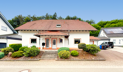 Großzügiges Einfamilienhaus mit Wintergarten, Kamin & Garten in Waldrandlage – provisionsfrei