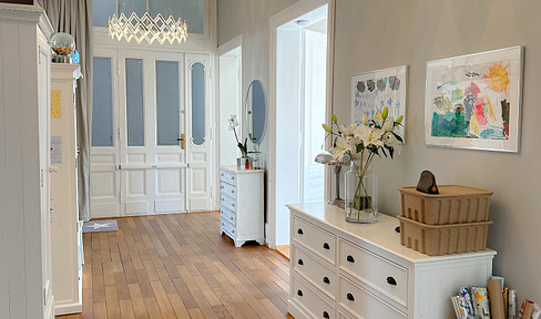 West end jewel in a prime location: Light-flooded, completely renovated old building with fireplace, stucco ceilings, etc.