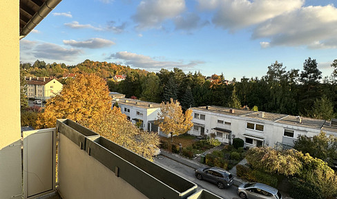 Light-flooded 3-room apartment | 3rd floor | freshly renovated | fitted kitchen, balcony, garage