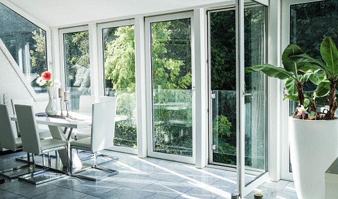 Space for ideas: Exceptional architect's gallery apartment in the old stucco building on the Hardt