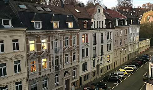 Space for ideas: Exceptional architect's gallery apartment in the old stucco building on the Hardt