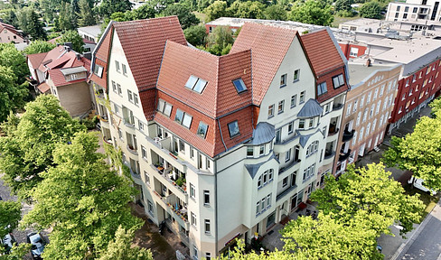 Very nice apartment on the 4th floor in a well-kept old stucco building in a central location