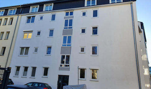 3-room apartment with fitted kitchen, bathroom, balcony, and cellar. First occupancy after high-quality renovation, directly from the owner.