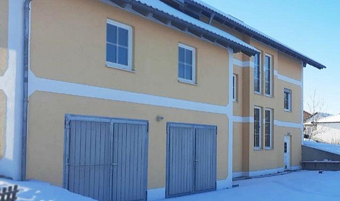 large detached house with 4 bedrooms, 4 garages, tiled stove, at the end of a cul-de-sac