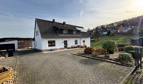 Bauernhof mit angrenzenden Grünflächen inkl Bachlauf