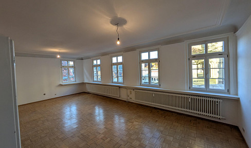 Spacious rooms / stylish apartment in a half-timbered house on the market square / also suitable for use as a practice or office.