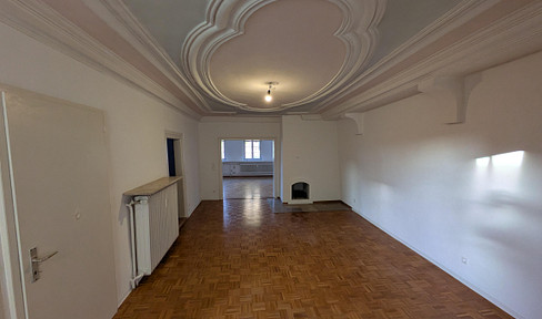 Spacious rooms / stylish apartment in a half-timbered house on the market square.