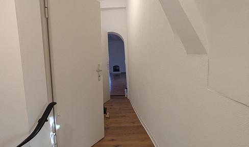 Spacious rooms / stylish apartment in a half-timbered house on the market square / also suitable for use as a practice or office.