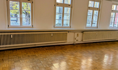 Großzügige Räume  / stilvolle Wohnung  in Fachwerkhaus am Marktplatz/auch als Praxis/Büro geeignet