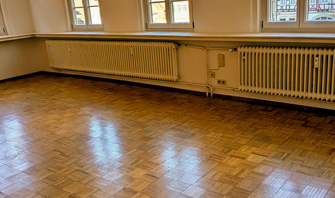 Spacious rooms / stylish apartment in a half-timbered house on the market square / also suitable for use as a practice or office.
