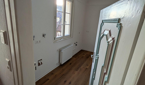 Spacious rooms / stylish apartment in a half-timbered house on the market square / also suitable for use as a practice or office.