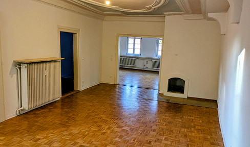 Spacious rooms / stylish apartment in a half-timbered house on the market square / also suitable for use as a practice or office.