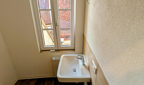 Spacious rooms / stylish apartment in a half-timbered house on the market square / also suitable for use as a practice or office.