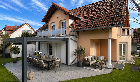 Commission-free: Detached house with a large living/dining area, 6 bedrooms/studies, and a garden, located on Spielstraße.