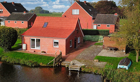 Traditional Frisian house with a unique and tranquil location directly on the water in East Frisia.