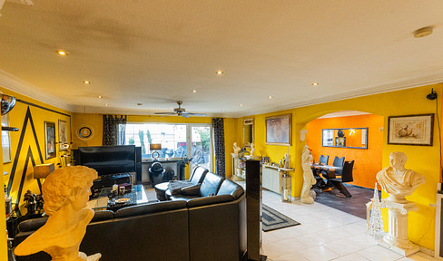 251 square meters on one level, separate entrance, huge terrace, 2 apartments.