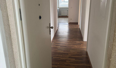 3-room raised first floor apartment with fitted kitchen, communal garden and parking space
