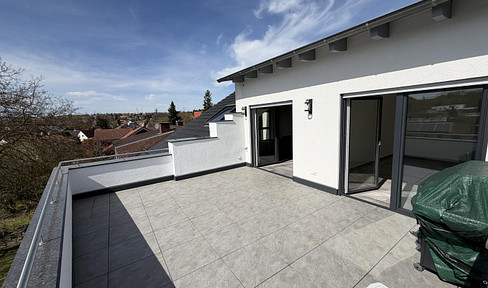 Top 4-room penthouse apartment with rooftop terrace & garage + parking space – no commission fees.
