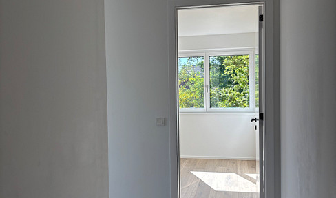 Enjoy views of the Danube from your own balcony – a bright, 2-room apartment with a terrace, located in Vienna's 1190 district.
