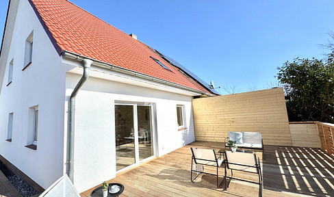 Jetzt einziehen: Renoviertes Doppelhaus mit großzügiger Terrasse und Ausblick ins Grüne