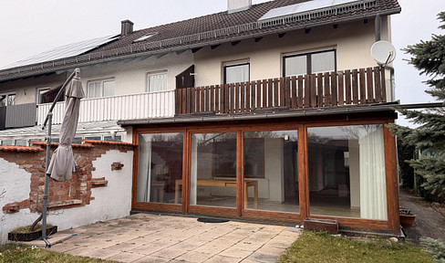 Spacious terraced house with 5 rooms and plenty of potential.