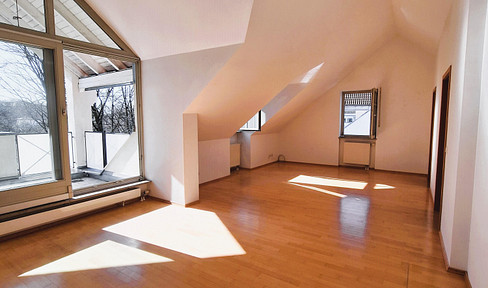 Helle Dachwohnung mit Südterrasse und Blick ins Grüne