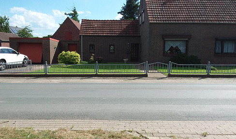Detached house plus building land in the second and third rows.