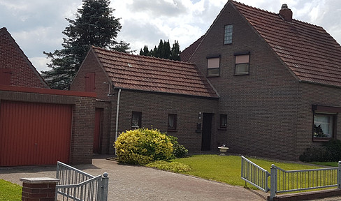 Detached house plus building land in the second and third rows.