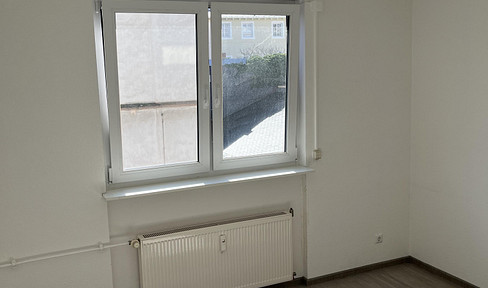 Stylish and modern one-bedroom apartment with fitted kitchen in a central location.