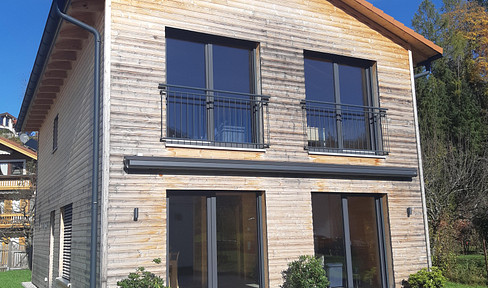 FOR SALE BY OWNER: Modern wooden house (built in 2024) on a leasehold property in the beautiful Chiemgau region of Upper Bavaria.