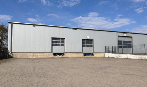 Warehouse: 1,955 m² | 2 loading docks | 2 ground-level doors | Located in Beselich *Available for rent, no commission fees*.