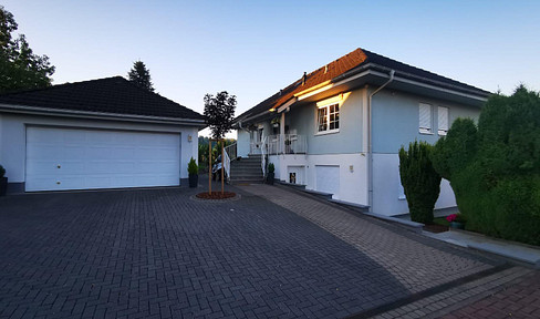 Gepflegtes Zwei-Familienhaus im Grünen