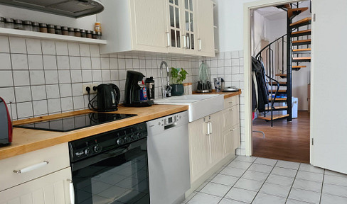 Beautiful, bright maisonette apartment, in a good location, available for short-term stays.