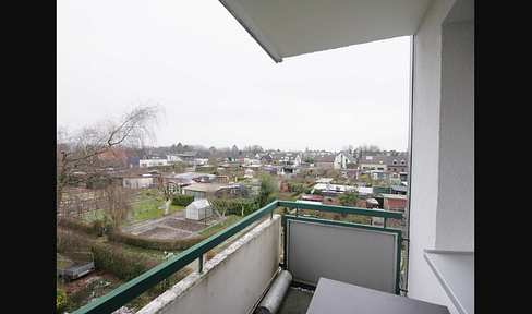 Stylish and well-maintained 3-room apartment with a balcony in Ac-Forst, suitable for shared living.