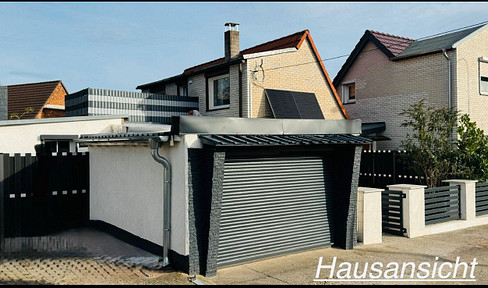 Attractive and renovated terraced house in a quiet location, featuring a fitted kitchen.