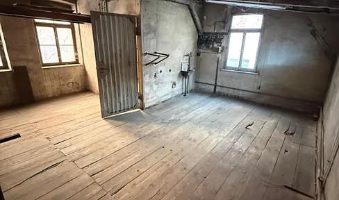 35 square meters of versatile space suitable for storage, a workshop, or a hobby room.