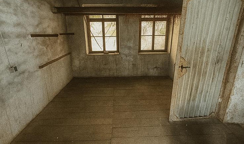 35 square meters of versatile space suitable for storage, a workshop, or a hobby room.