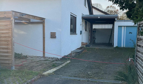 Immediately available: Detached two-family house with a garden in Hattenhofen!