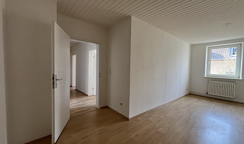 Bright, 3.5-room apartment, available immediately.