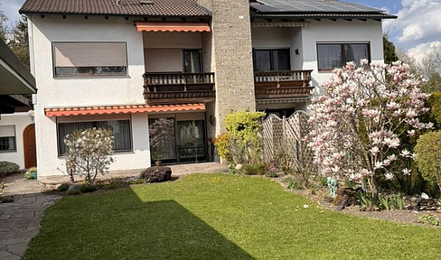 Located on the edge of a forest – Detached house in the Munich district with a beautiful garden and plenty of privacy – No commission fees.