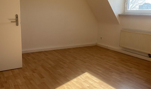 Beautiful, quiet 3-room attic apartment in Cologne/Longerich - available for a limited time.