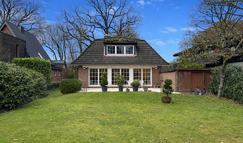 Detached single-family house on the extended waterfront of the Alster lake!