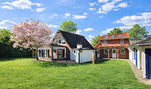 Thatched-roof complex in a coastal location – two residential buildings on 1,904 square meters, with building potential.
