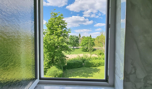 Bright, spacious 3-room apartment with a south-facing balcony and a modern bathroom with ample natural light.